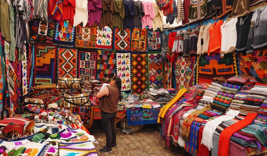 textiles market in Peru
