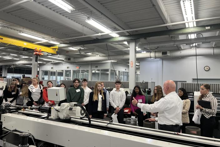 Students meeting with a Sunnen Rep