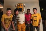 Students standing next to Truman the Tiger