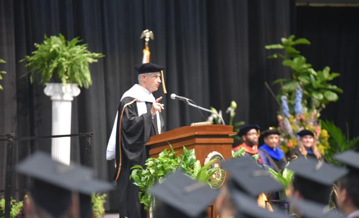 Ed Rapp addressing the graduating class at the Trulaske College of Business commencement ceremony